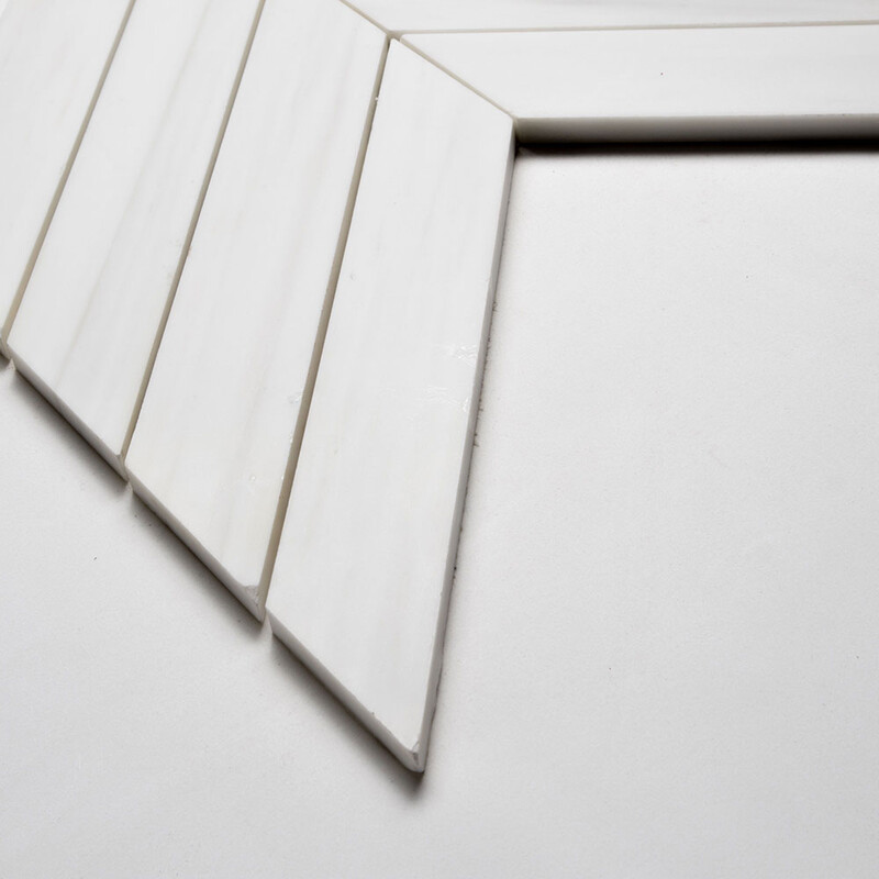 Bianco Dolomiti Classic geschliffene Chevron-Marmormosaike mit Wasserstrahl-Optik, 13×10