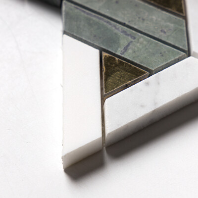 Mosaïques de marbre découpées au jet d'eau Snow White, White Carrara, Brass, Verde Tia Honed Fence 12×12