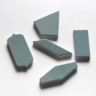 Carreaux de céramique Witty Green Glossy Tear Field 3 5/8×8 (DC00131) Carreaux de céramique Witty Green Glossy Diamante 6×6 (DC00179) Carreaux de céramique Witty Green Glossy Chevron 2×6 (DC00203) Carreaux de céramique Witty Green Glossy Subway 3×6 (TL18325) Image de la scène de la pièce