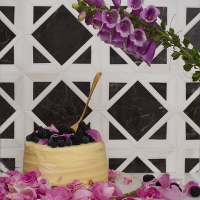 Snow White, Black Multi Finish Kent Marble Mosaic 13 9/16×13 9/16 (MS01505)