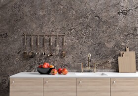 Lastra di travertino nero lucido casuale