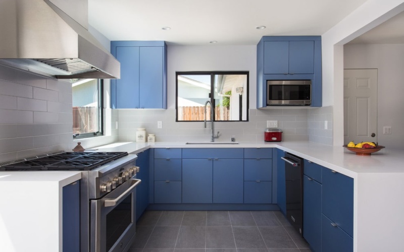 Elevate Your Kitchen with White Kitchen Countertops And Blue Cabinets ...